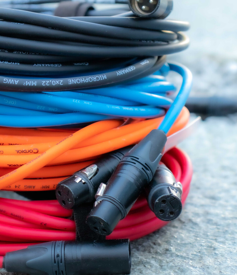 Microphone cables with angled connectors Space saver by CORDIAL